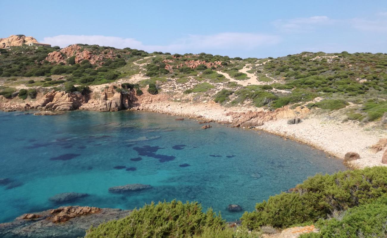 Spiaggia di Cala Falza'in fotoğrafı taşlar yüzey ile