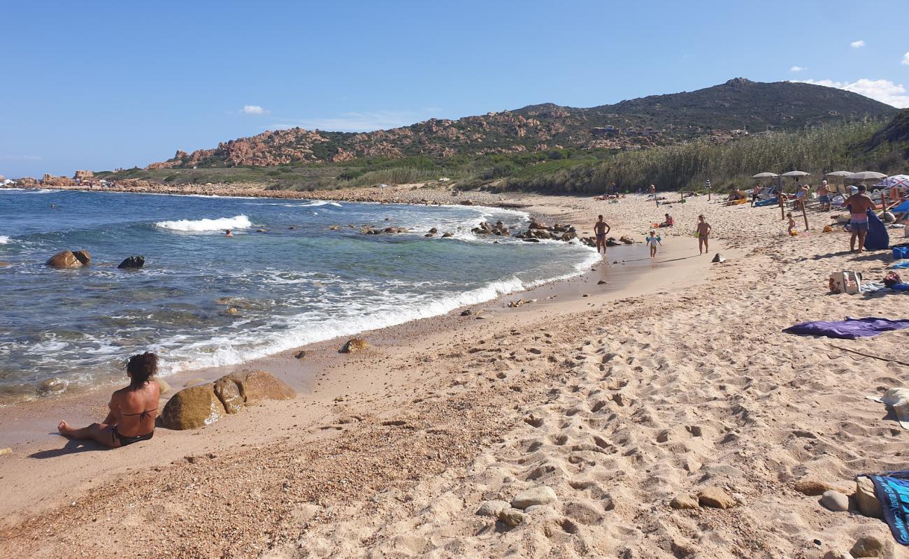 Spiaggia Li Caneddi'in fotoğrafı taşlı kum yüzey ile