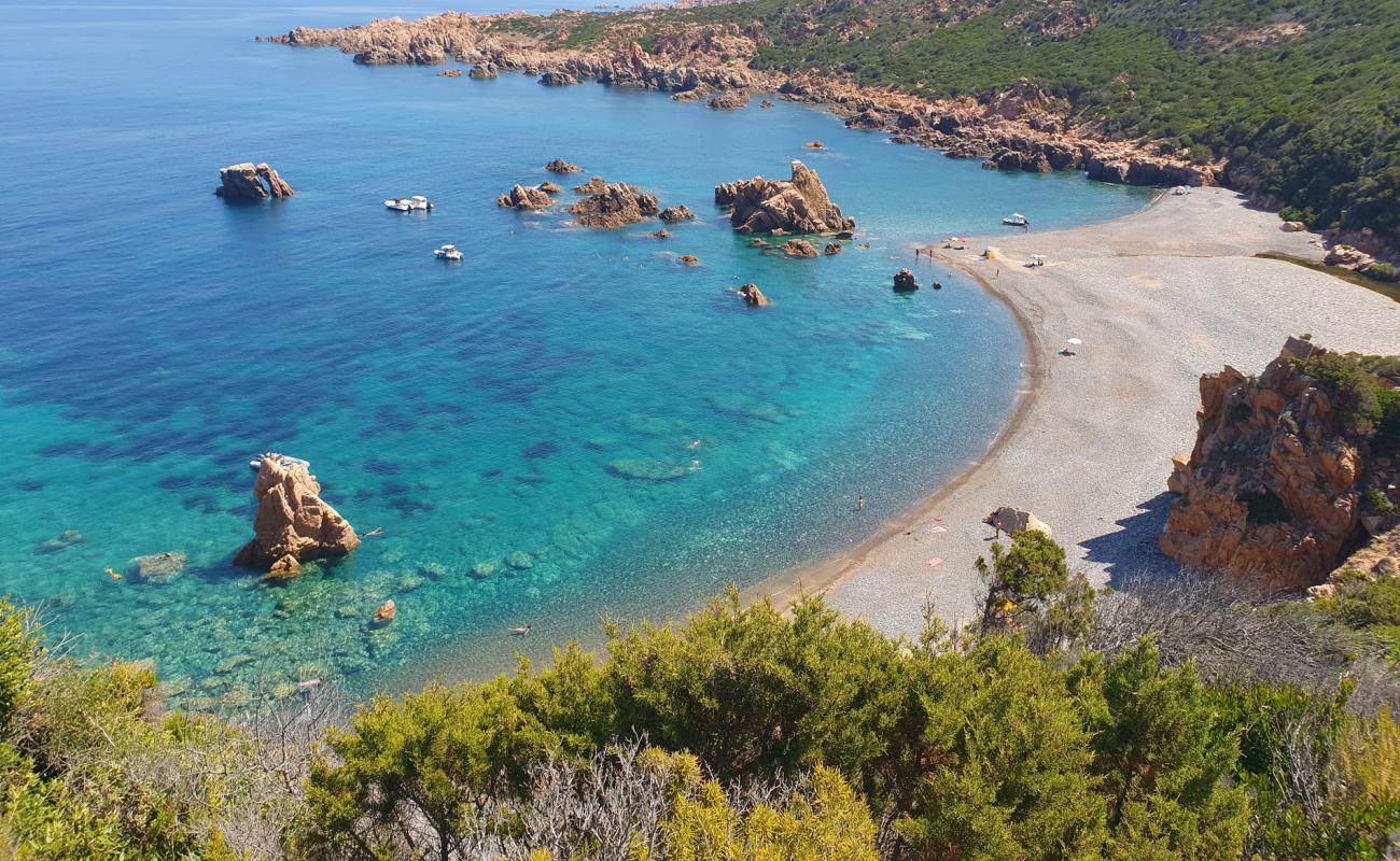 Tinnari beach'in fotoğrafı gri çakıl taşı yüzey ile