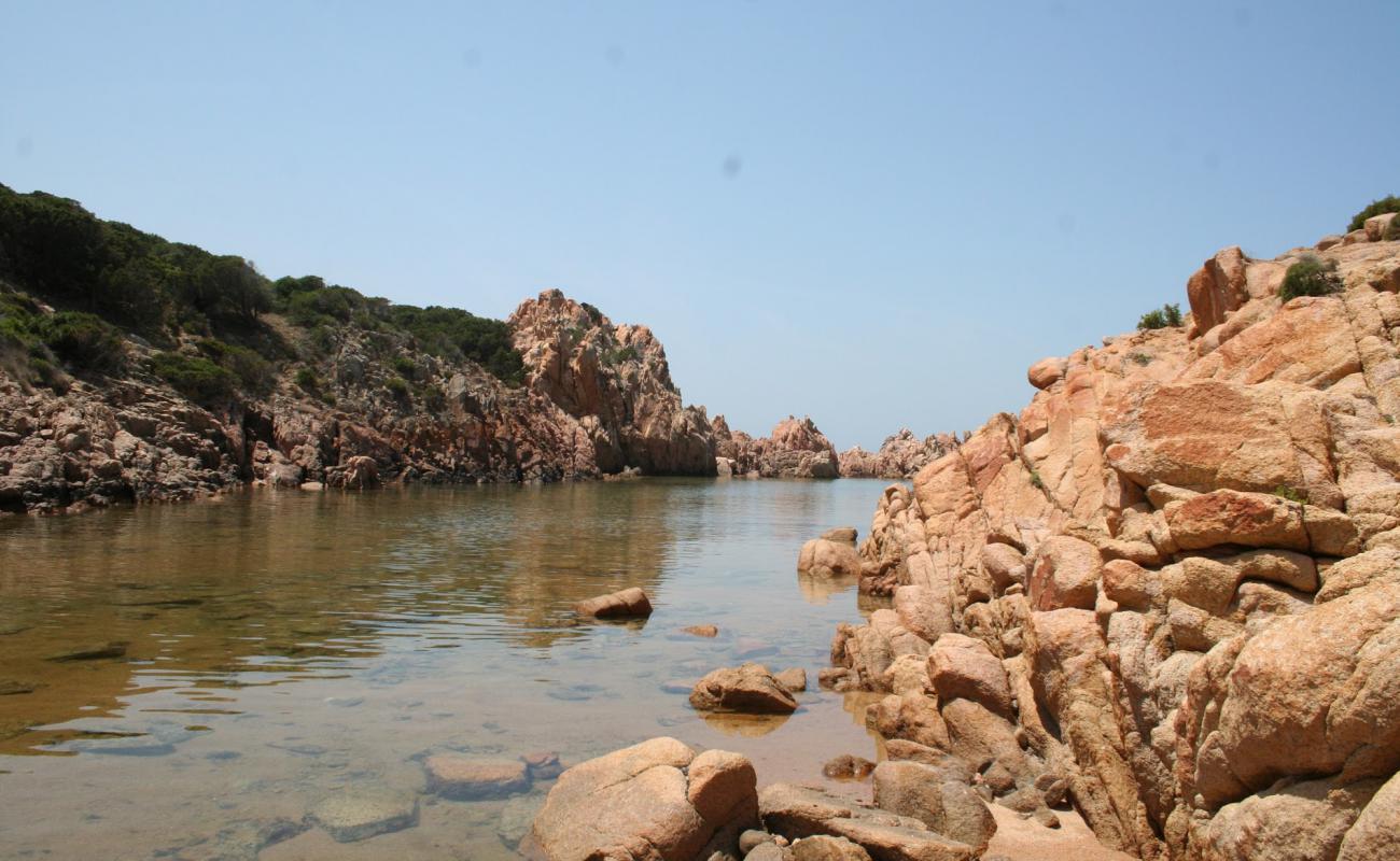 Porto La Cruzitta'in fotoğrafı taşlı kum yüzey ile