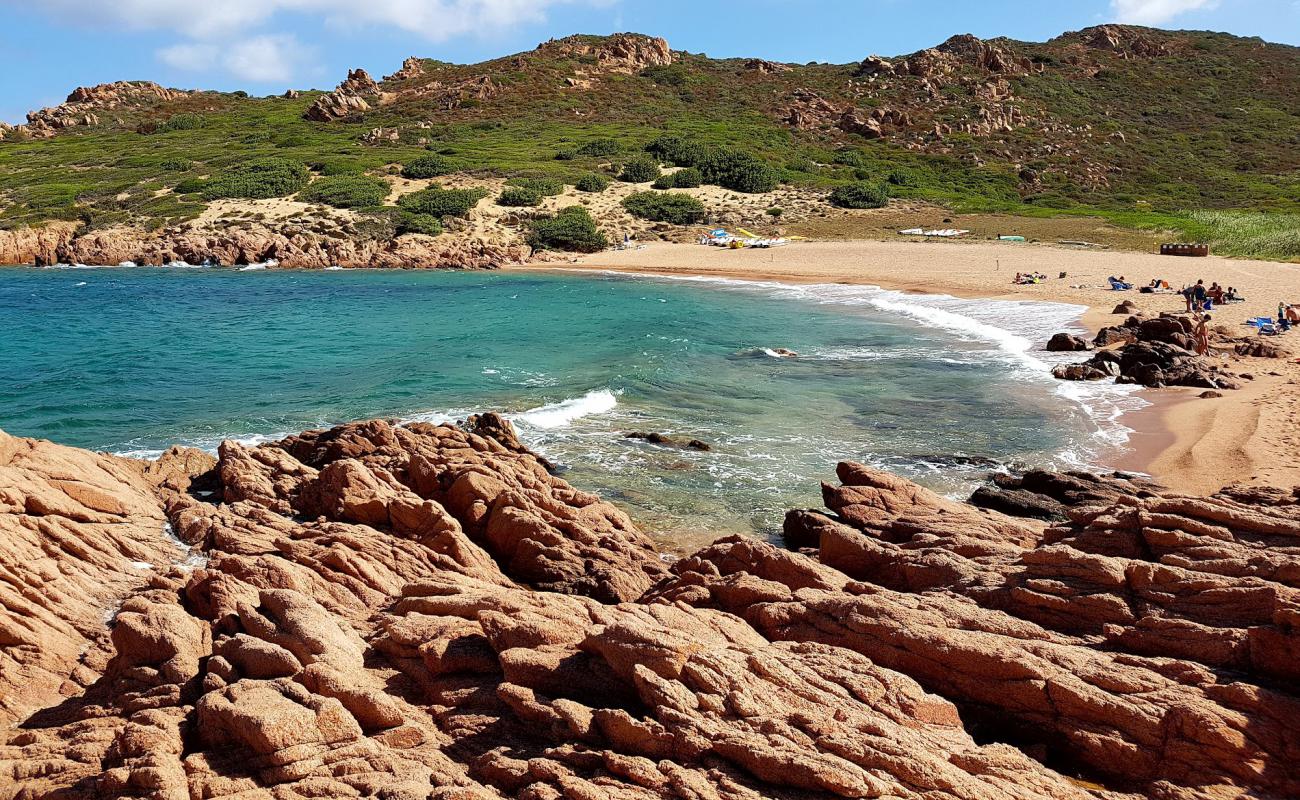 Cala Sarraina'in fotoğrafı küçük bej çakıl yüzey ile