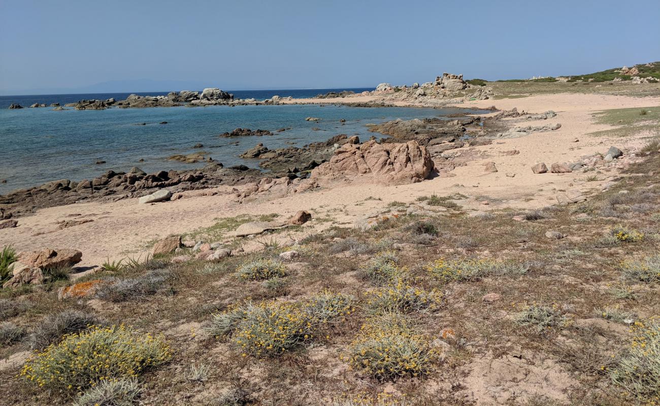 Li Cossi beach'in fotoğrafı taşlı kum yüzey ile
