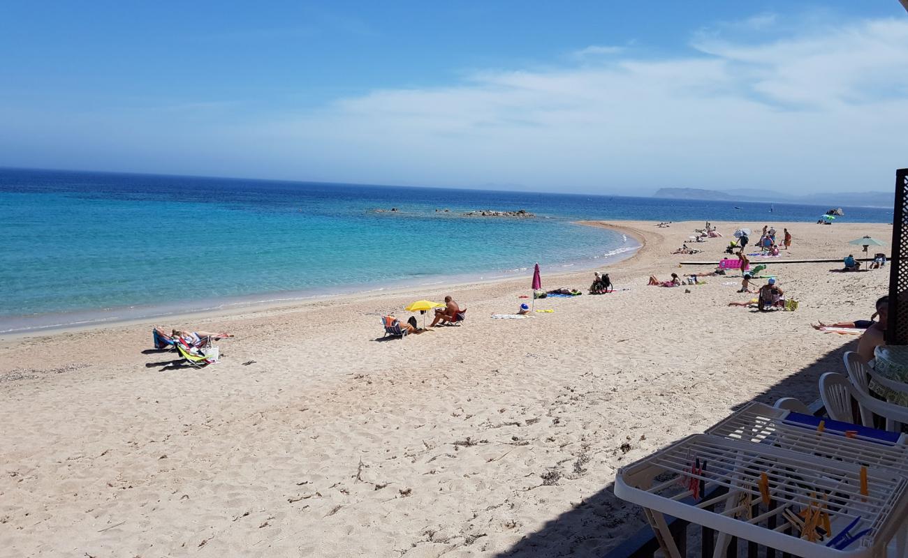 Spiaggia di Vignola'in fotoğrafı kahverengi kum yüzey ile