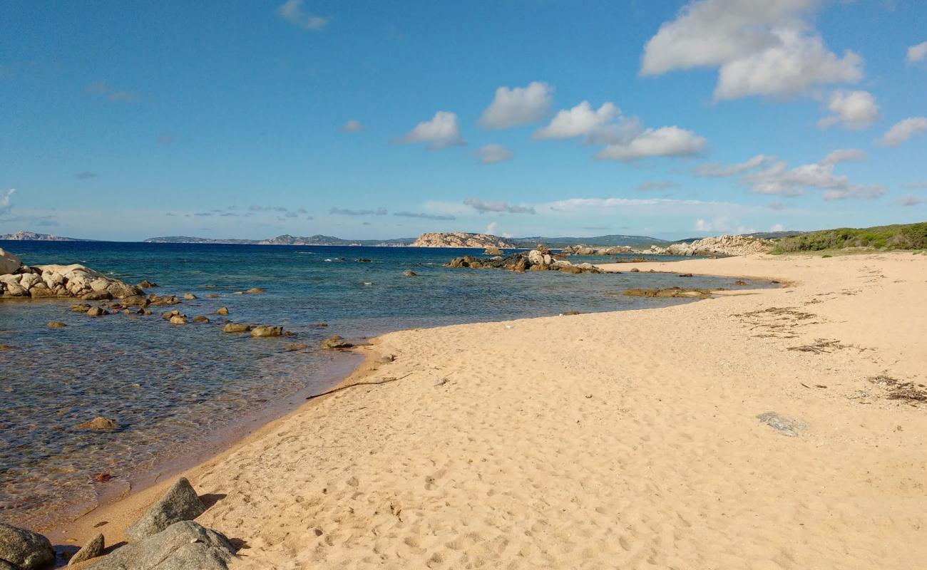 Spiaggia Rio Li Sardi'in fotoğrafı bej kum ve kayalar yüzey ile