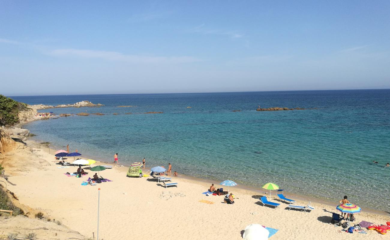 Spiaggia Lu Litarroni'in fotoğrafı açık bej kum yüzey ile