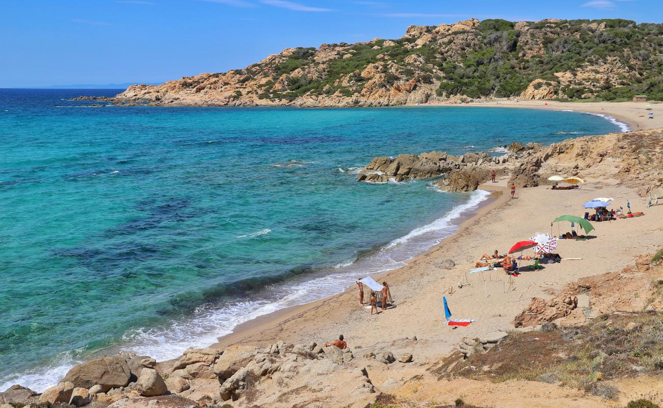 Spiaggia Monti Russu'in fotoğrafı kahverengi kum yüzey ile