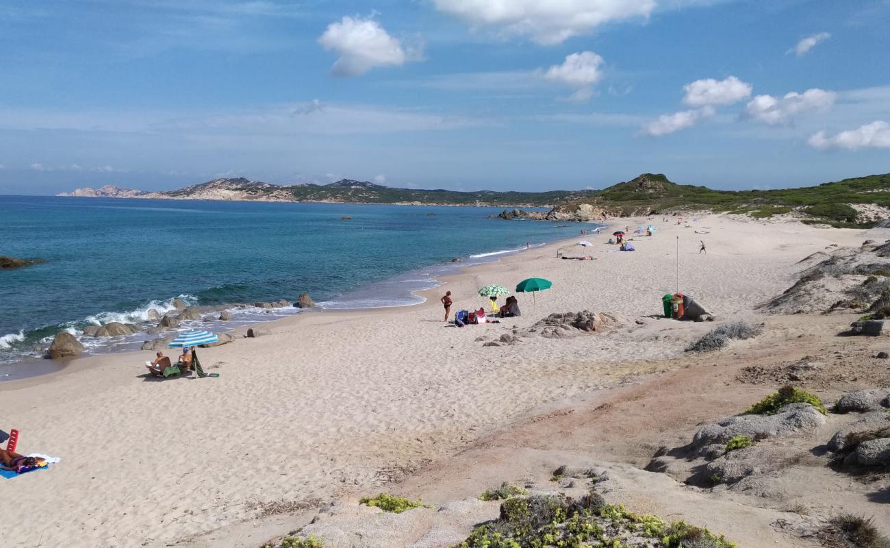 Cala Pischina'in fotoğrafı kahverengi kum yüzey ile