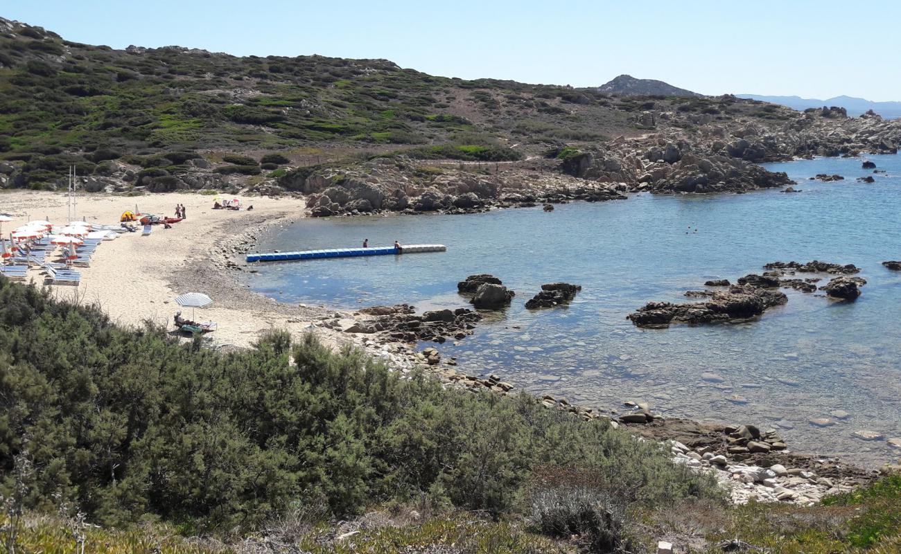 Spiaggia de La Liccia'in fotoğrafı bej kum ve kayalar yüzey ile