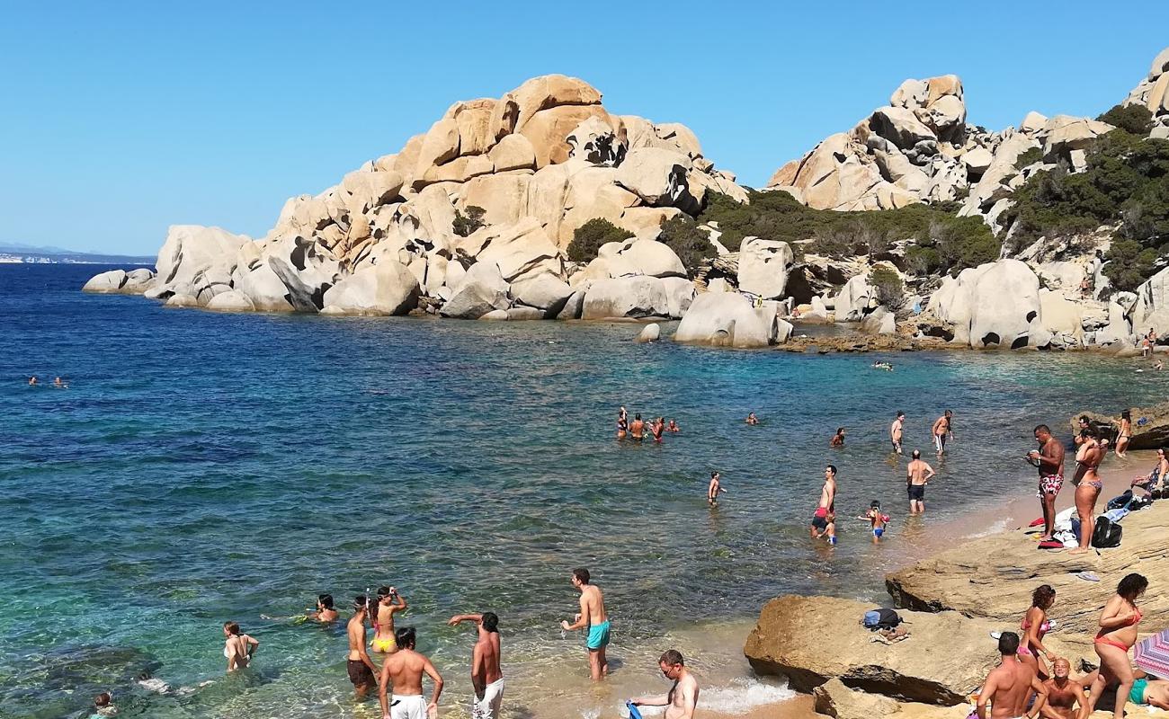 Spiaggia di Cala Spinosa'in fotoğrafı bej kum ve kayalar yüzey ile
