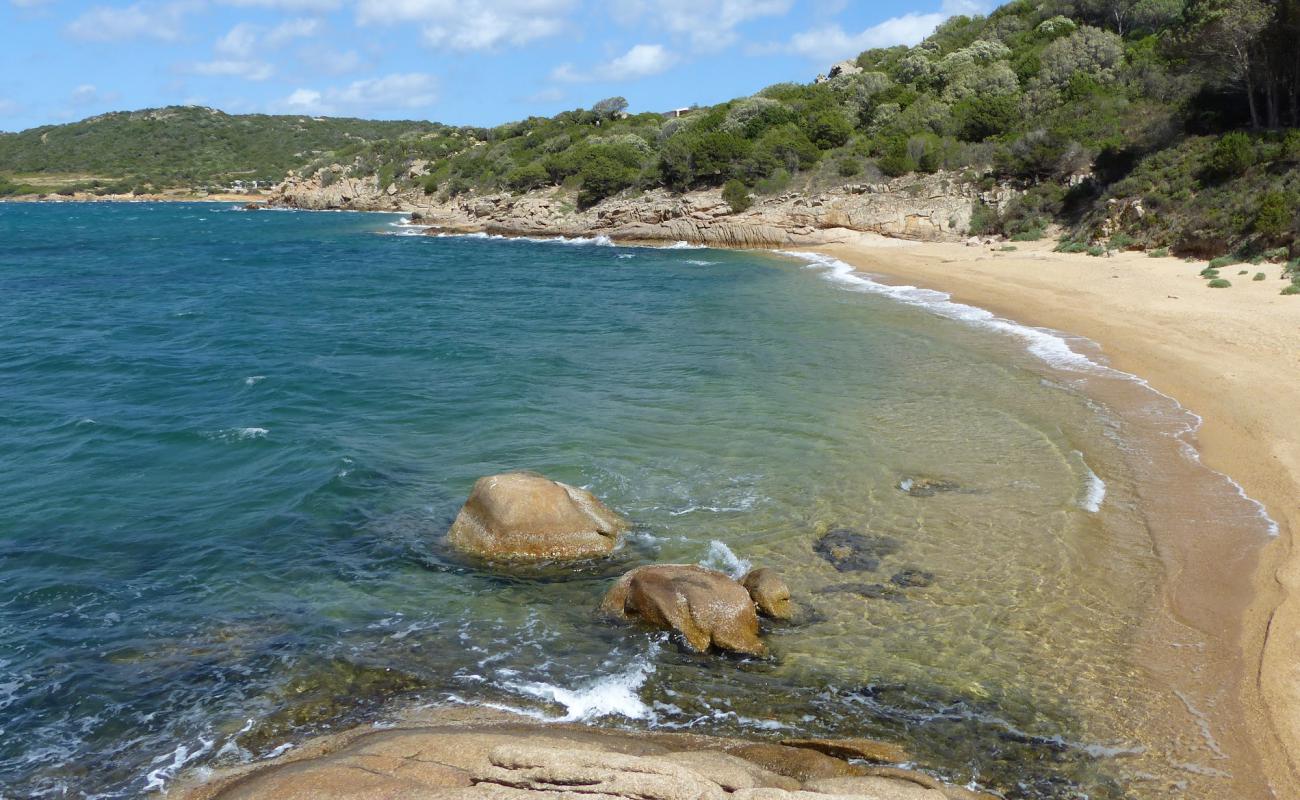 Cala Ginepro'in fotoğrafı hafif ince çakıl taş yüzey ile