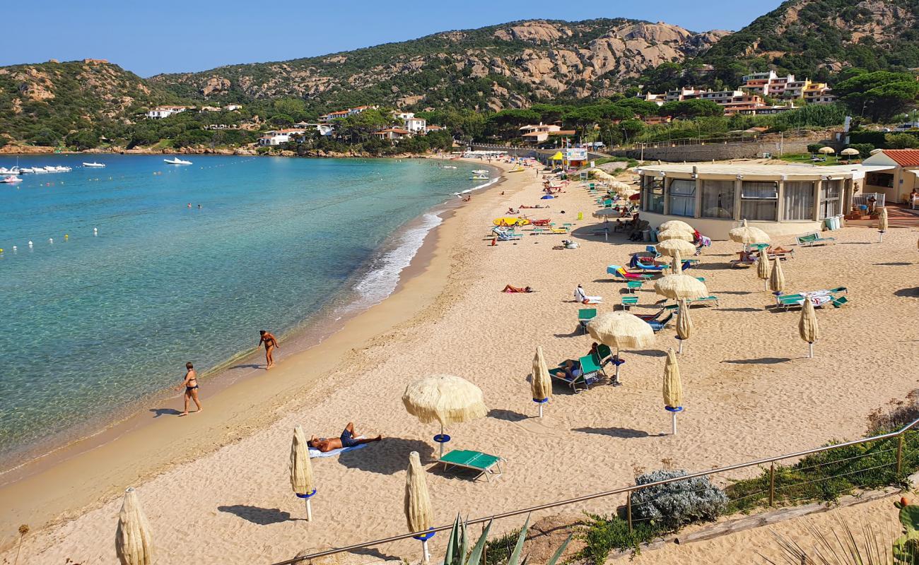 Cala Battistoni Plajı'in fotoğrafı parlak ince kum yüzey ile