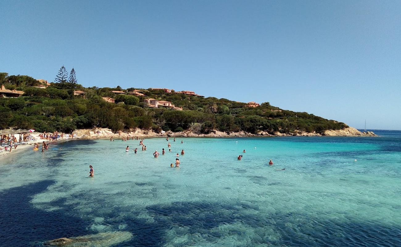 Spiaggia Cala Granu'in fotoğrafı beyaz kum yüzey ile