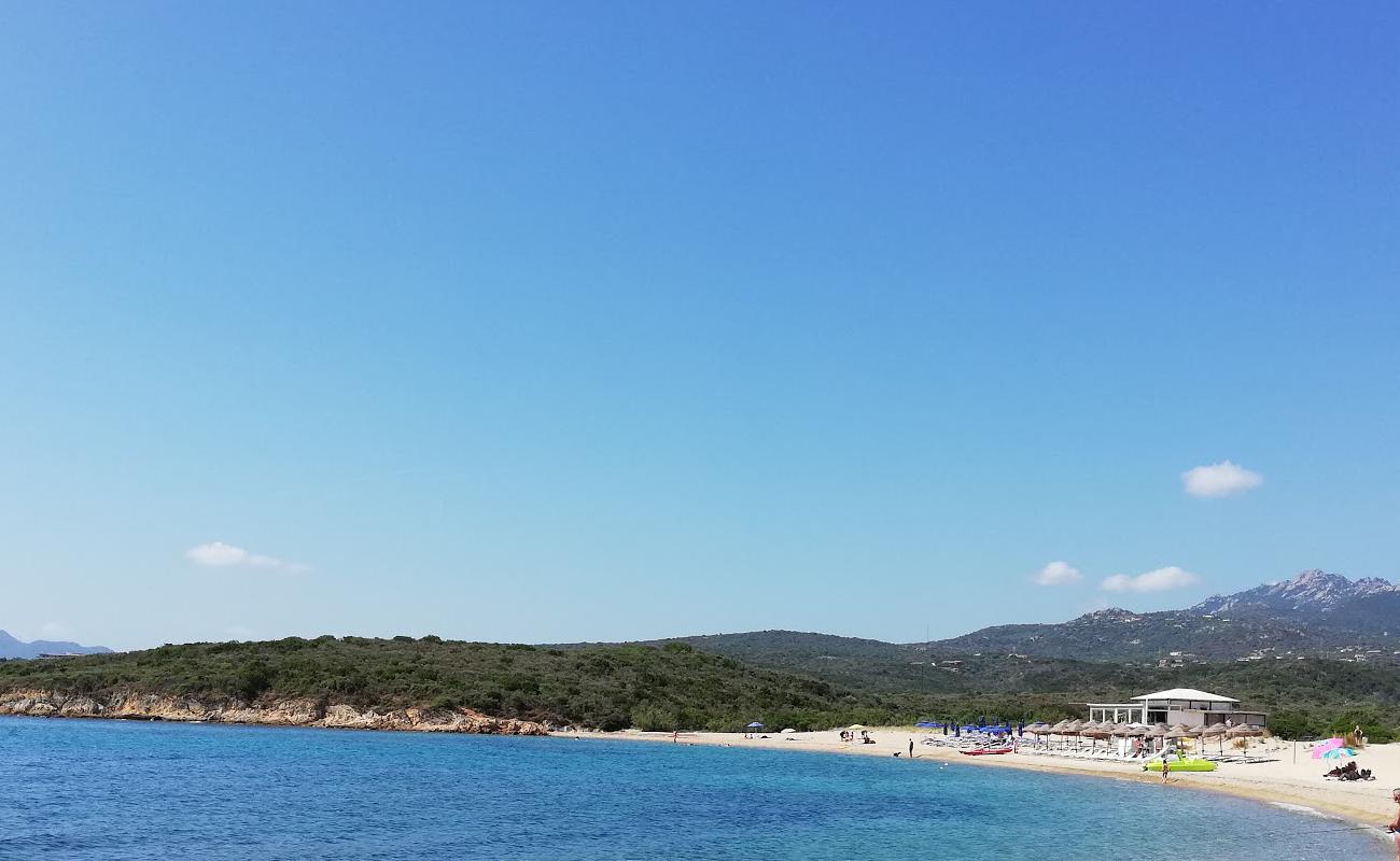 Cala Razza di Juncu'in fotoğrafı çakıl ile kum yüzey ile