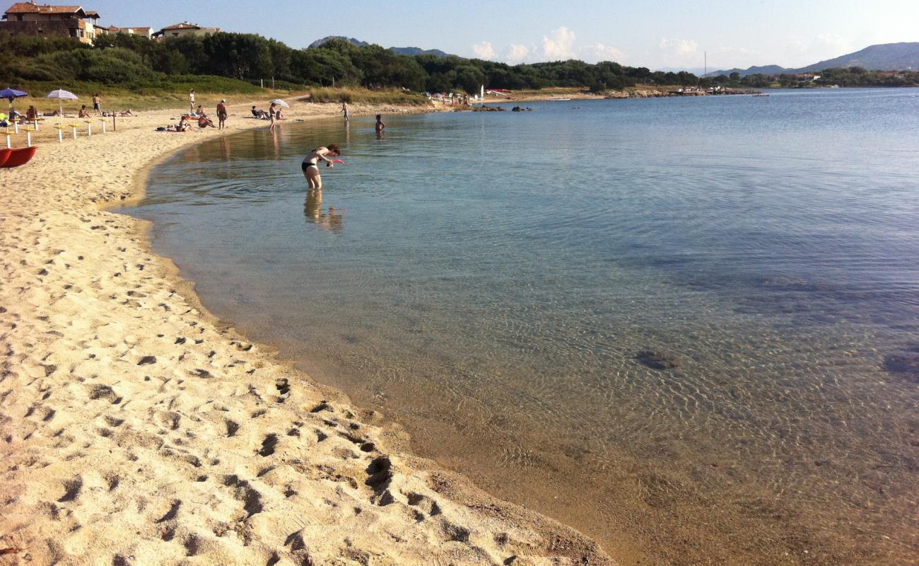 Spiaggia de Su Nuragheddu'in fotoğrafı parlak kum yüzey ile