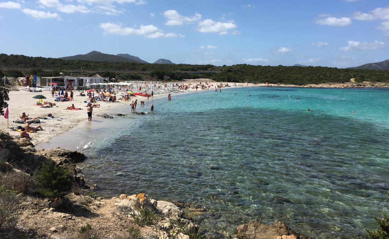 Spiaggia di Cala Sabina'in fotoğrafı parlak ince kum yüzey ile