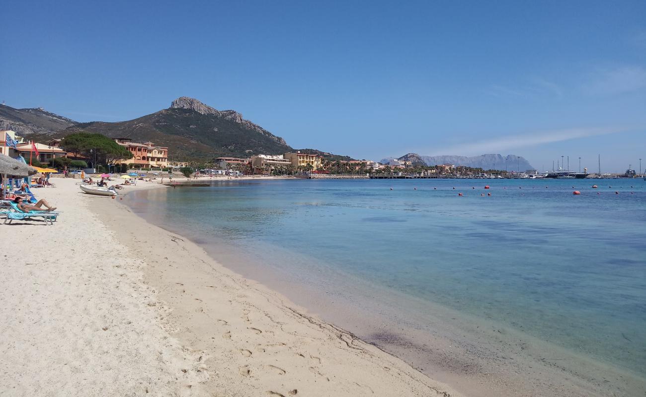 Prima Spiaggia Golfo Aranci
'in fotoğrafı açık bej kum yüzey ile