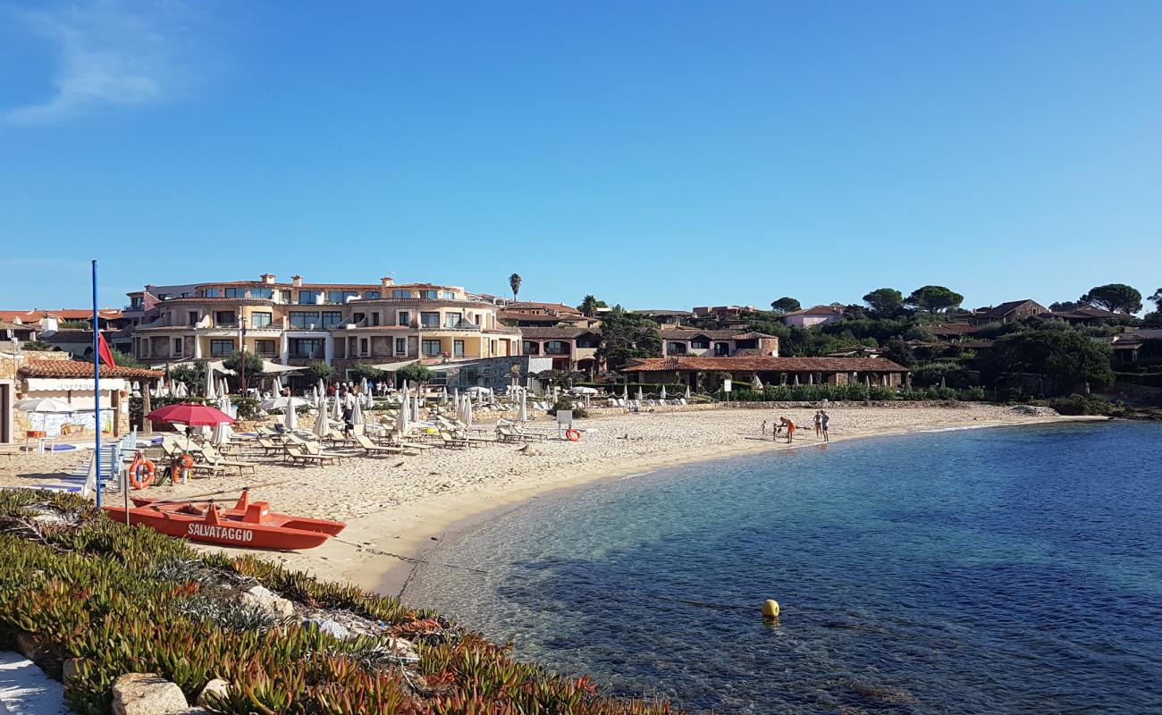 Spiaggia Baia Caddinas'in fotoğrafı i̇nce bej kum yüzey ile