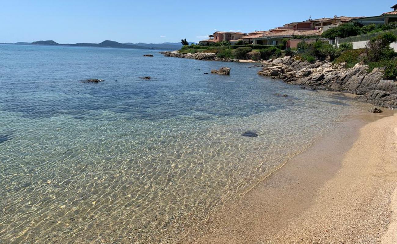 Spiaggia S'abba e sa Pedra'in fotoğrafı açık bej kum yüzey ile
