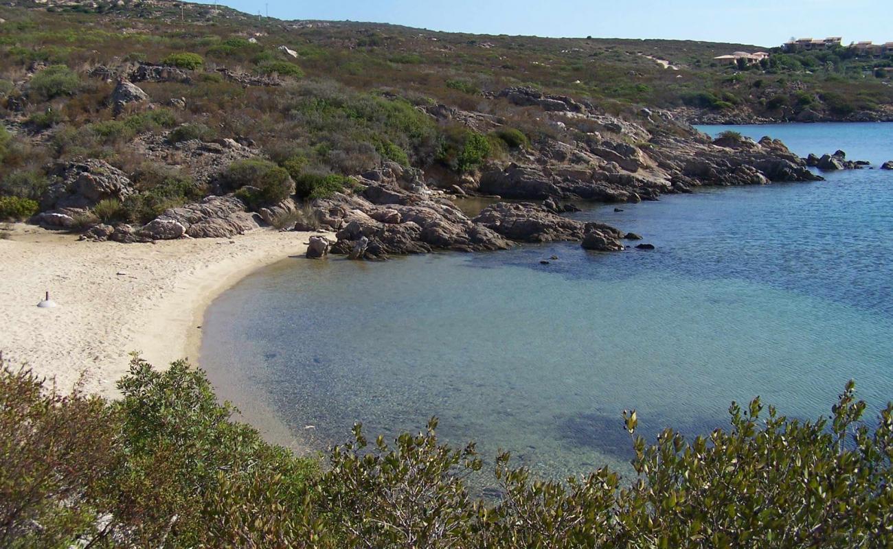 Caletta di Lu Pianu'in fotoğrafı açık bej kum yüzey ile