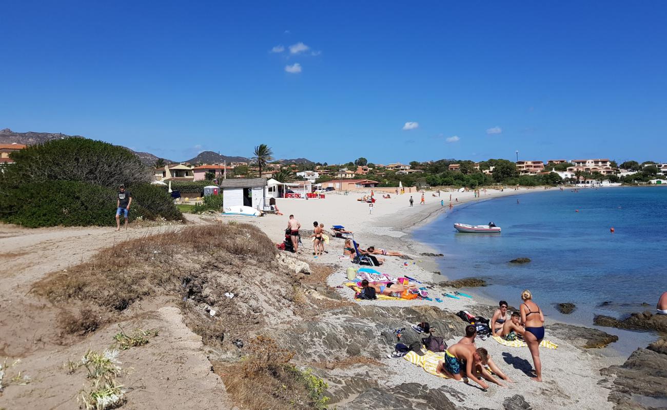 Spiaggia dello Squalo'in fotoğrafı açık bej kum yüzey ile