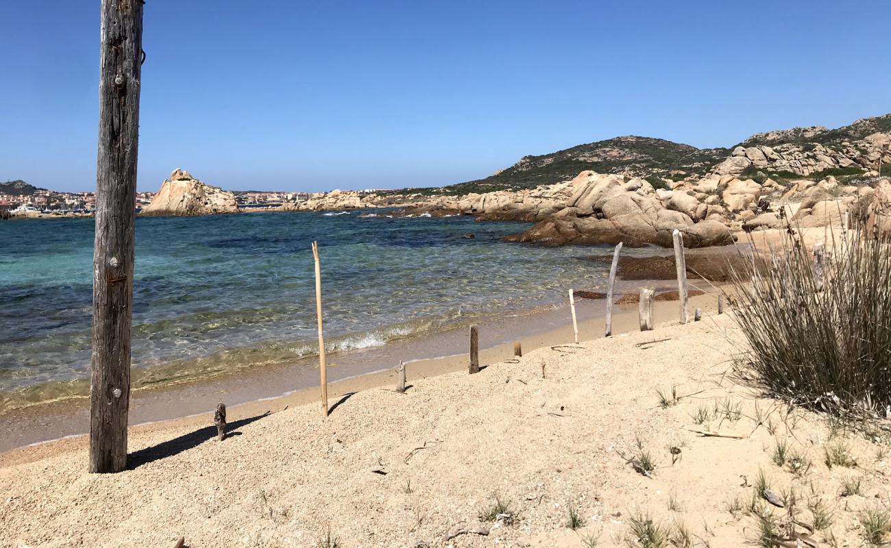Cala Rocciosa'in fotoğrafı küçük bej çakıl yüzey ile