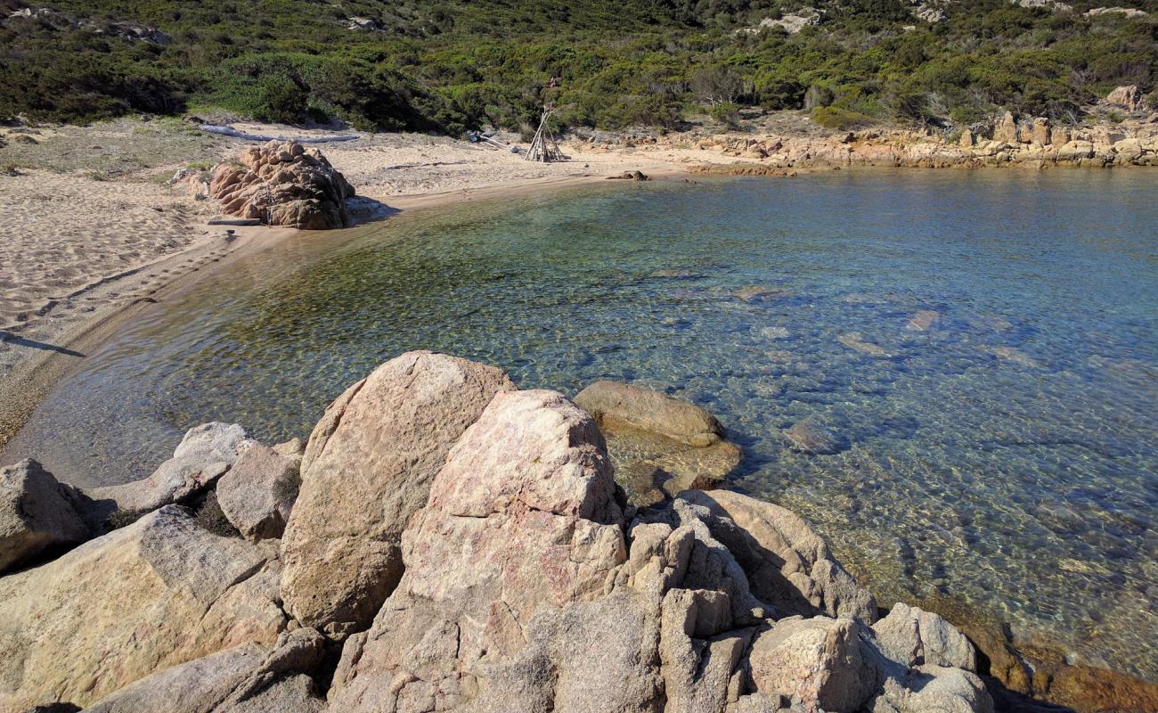 Spiaggia Cala d'Inferno'in fotoğrafı açık bej kum yüzey ile