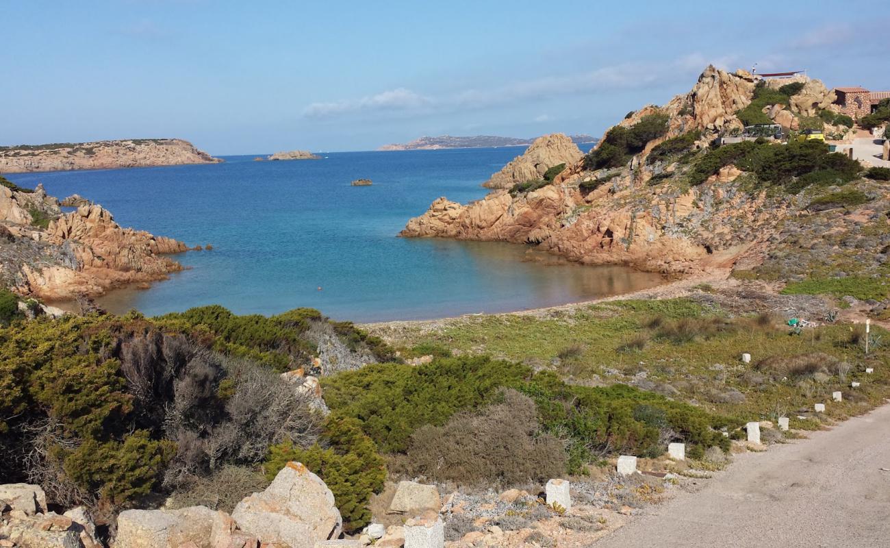 Spiaggia Punta Lunga'in fotoğrafı kahverengi çakıl yüzey ile