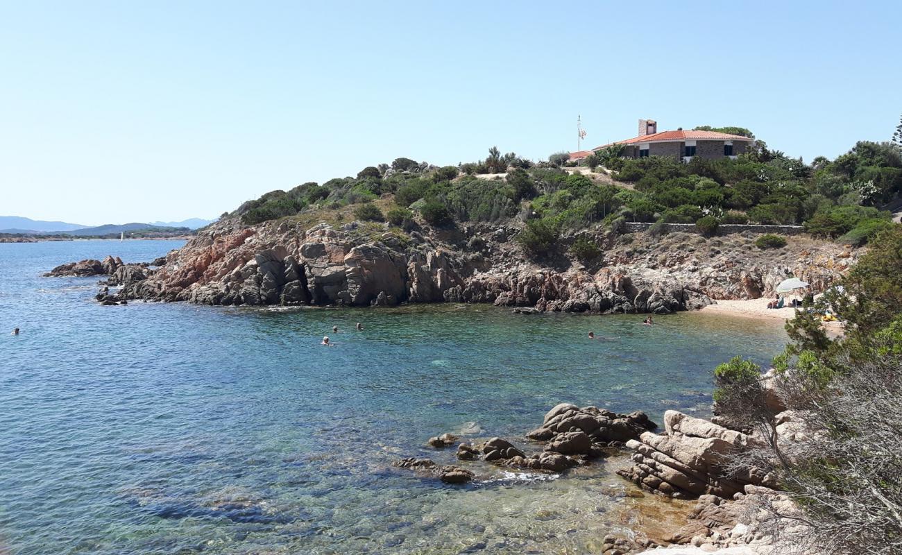 Spiaggia dell Villaggio Piras'in fotoğrafı açık bej kum yüzey ile