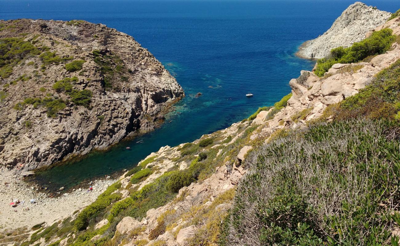 Cala Fico beach'in fotoğrafı gri çakıl taşı yüzey ile