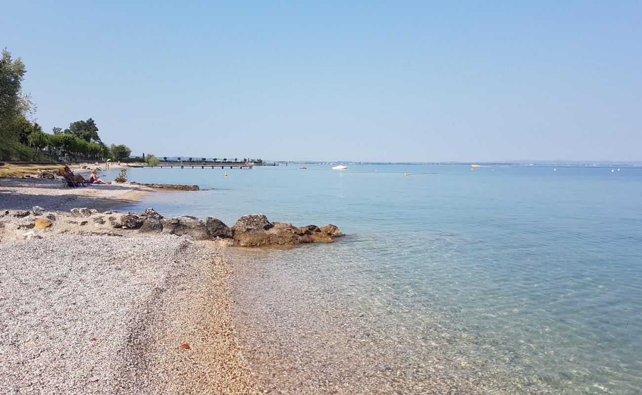 Fossalta Beach'in fotoğrafı küçük gri çakıllar yüzey ile