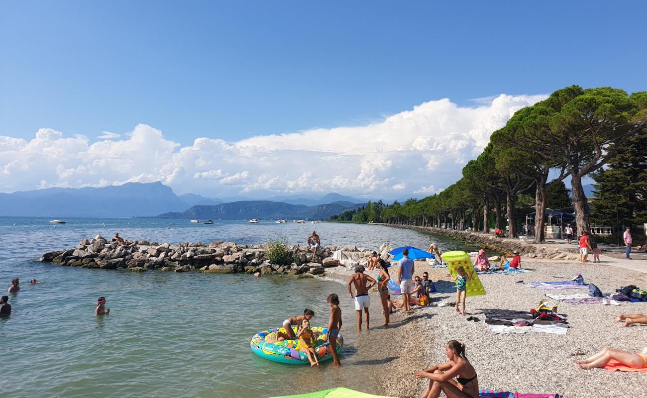 Lazise Beach'in fotoğrafı küçük gri çakıllar yüzey ile