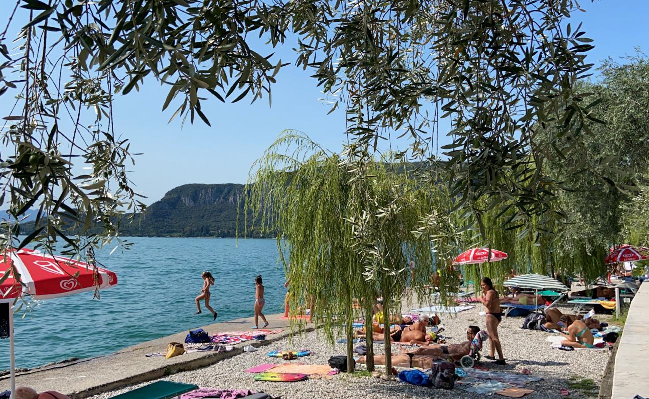 Spiaggia La Cavalla Garda'in fotoğrafı gri çakıl taşı yüzey ile