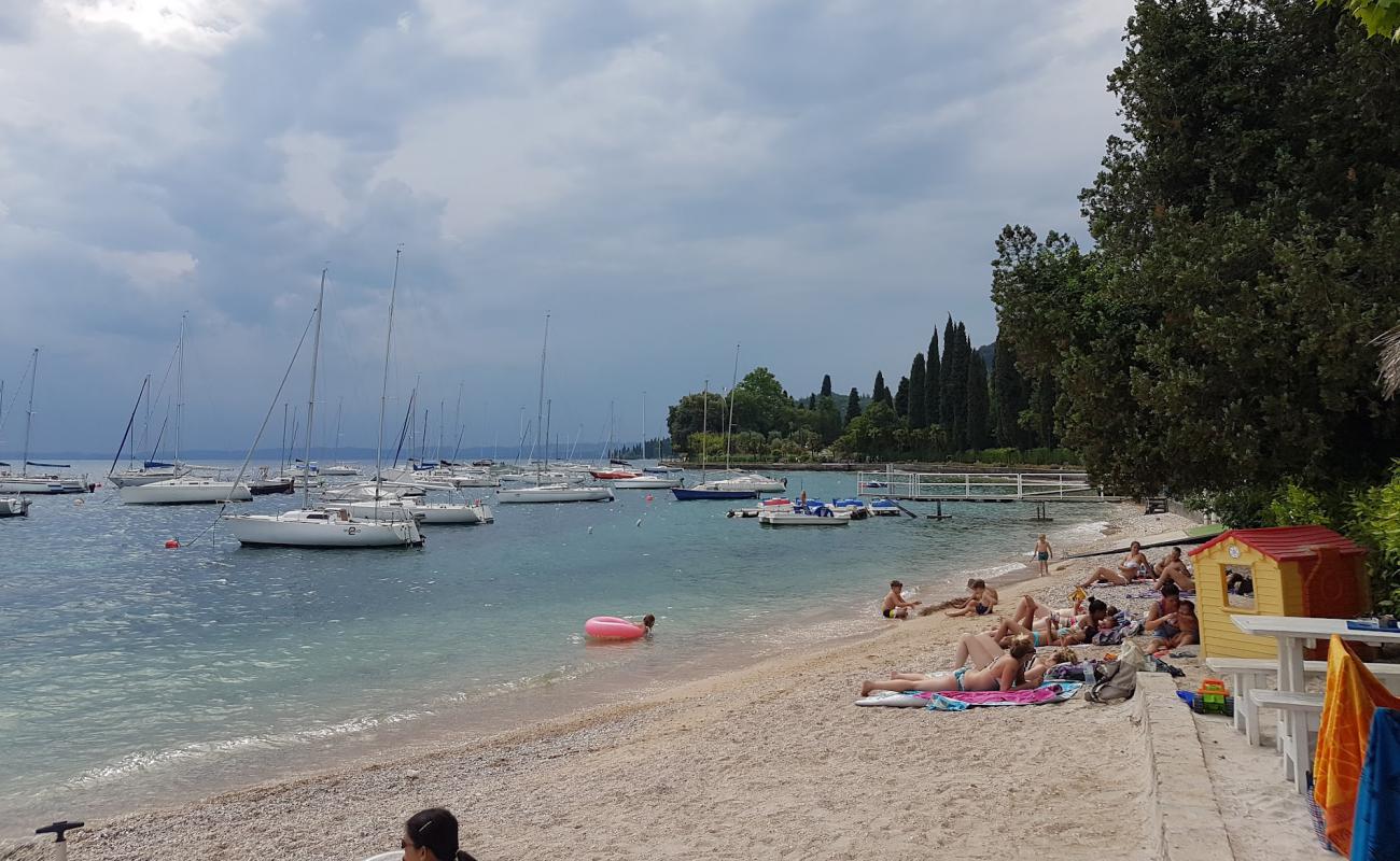 Garda beach'in fotoğrafı küçük gri çakıllar yüzey ile