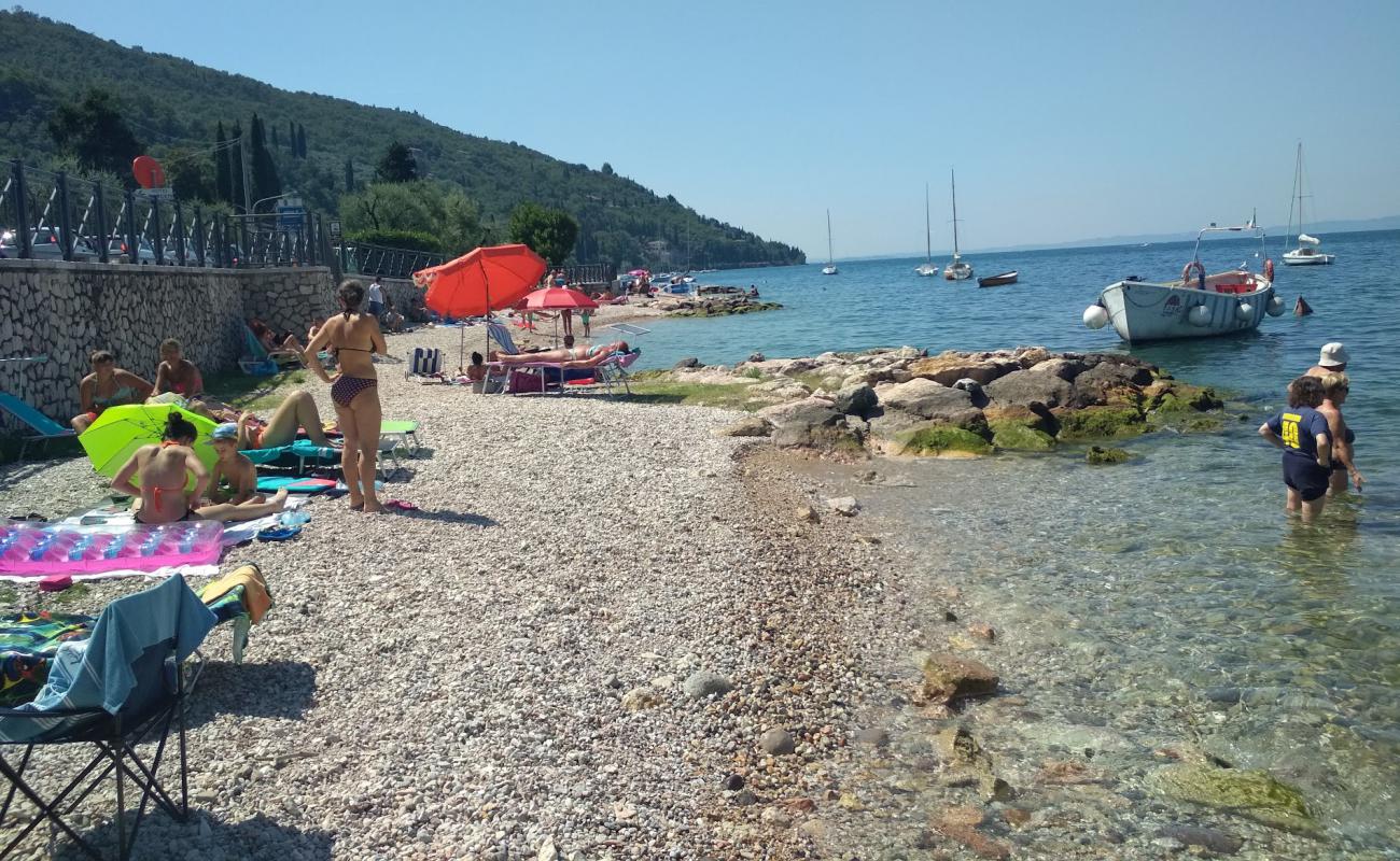 Spiaggia di Torri del Benaco'in fotoğrafı gri çakıl taşı yüzey ile