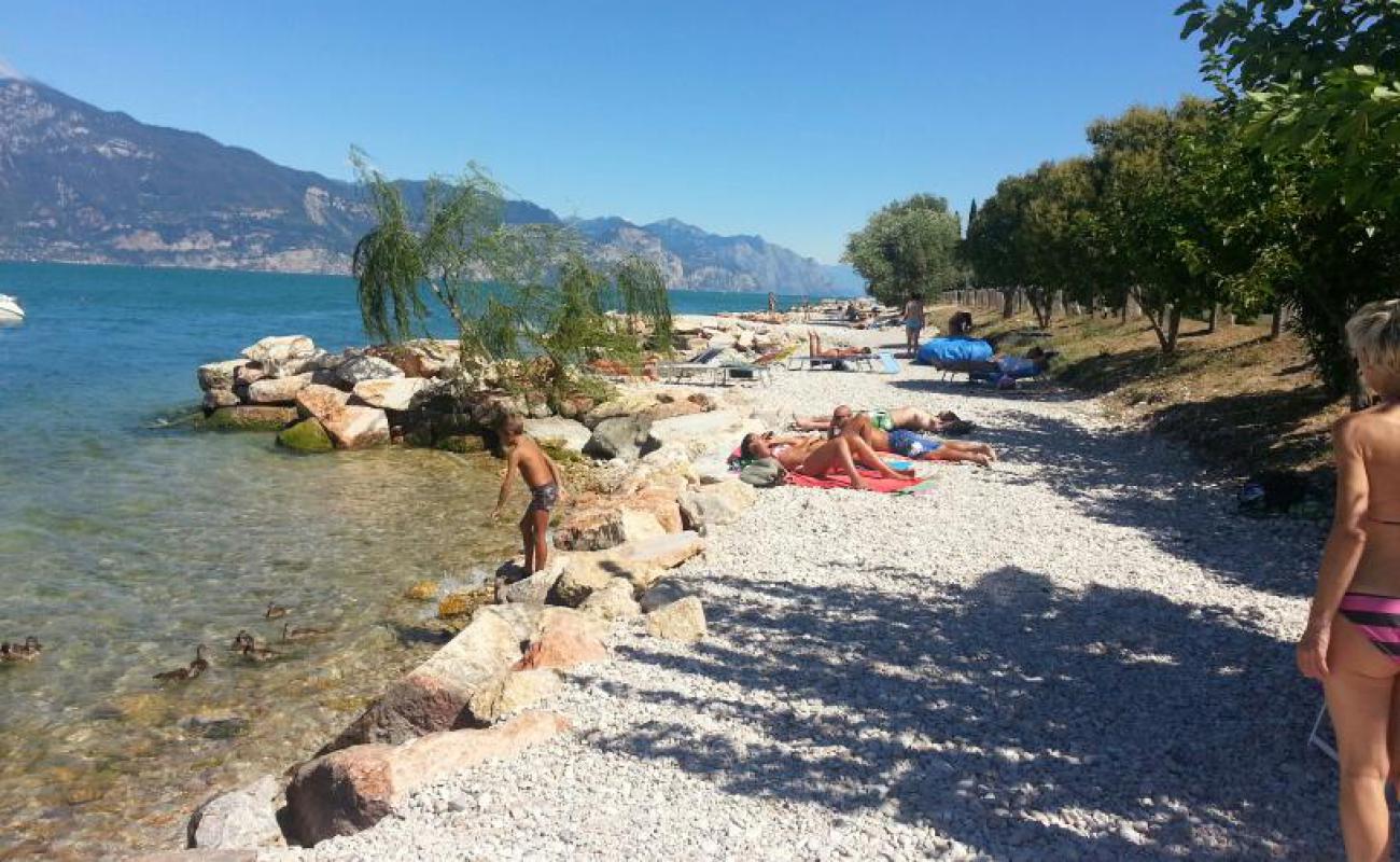 Torri del Benaco Beach'in fotoğrafı gri çakıl taşı yüzey ile