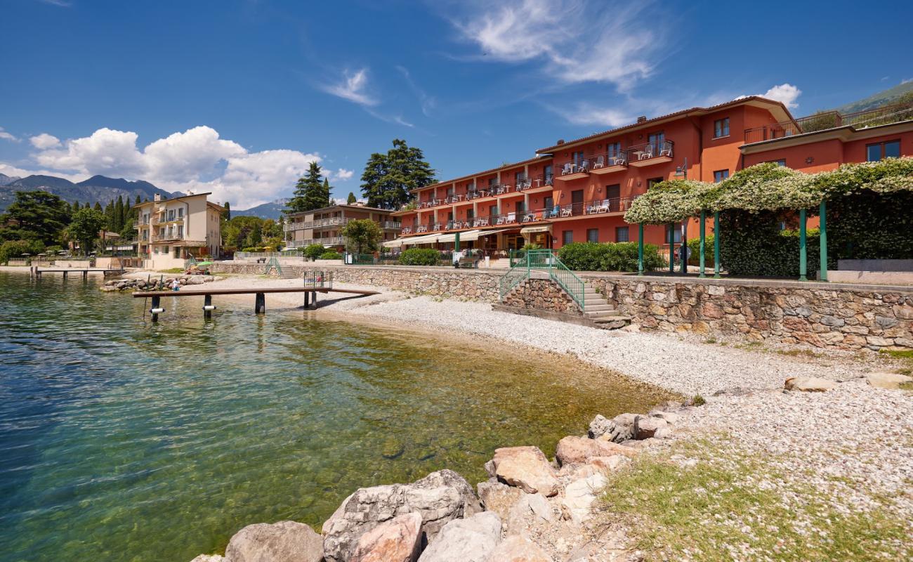 Spiaggia val di sogno'in fotoğrafı gri çakıl taşı yüzey ile