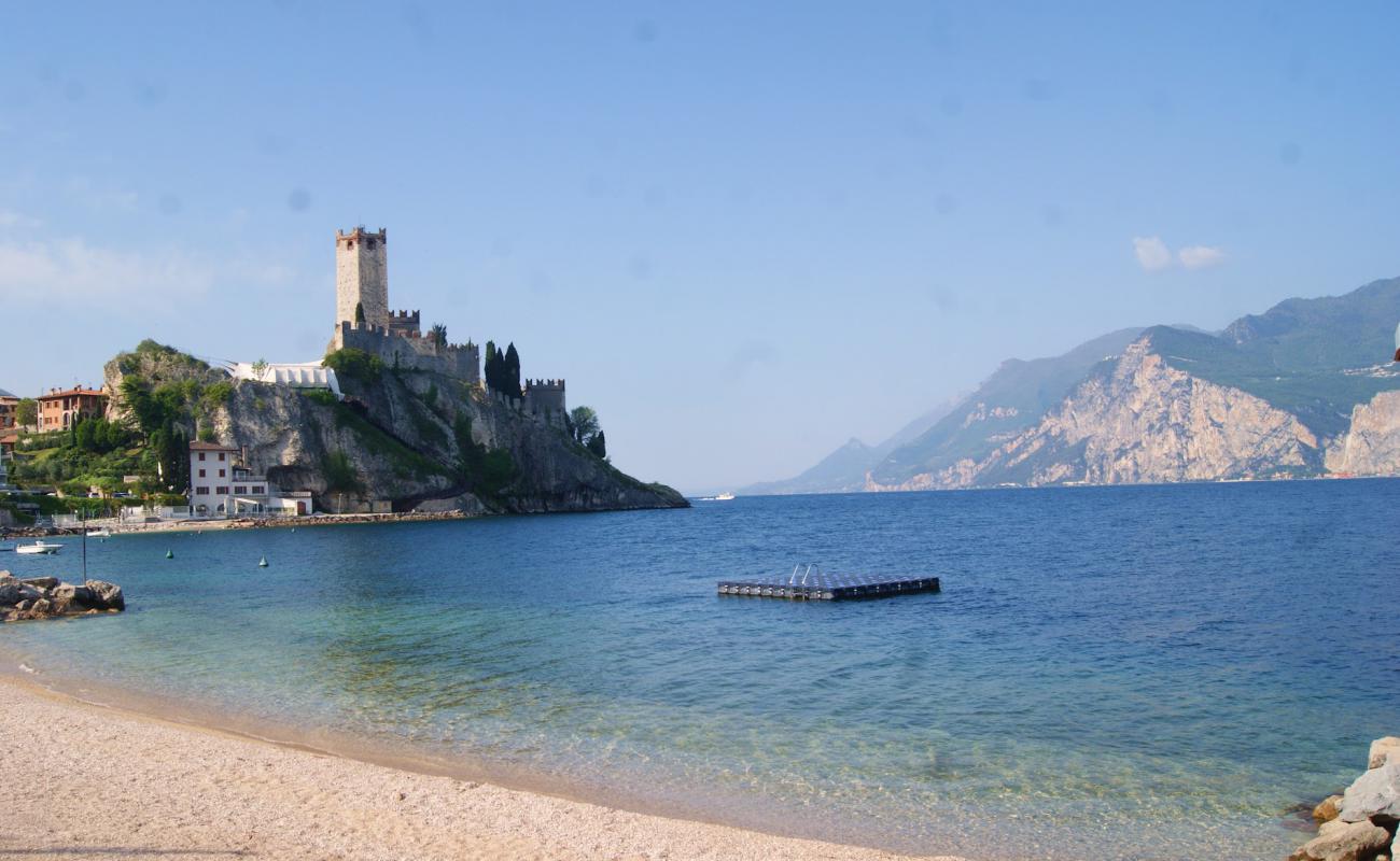 Paina Beach'in fotoğrafı küçük gri çakıllar yüzey ile