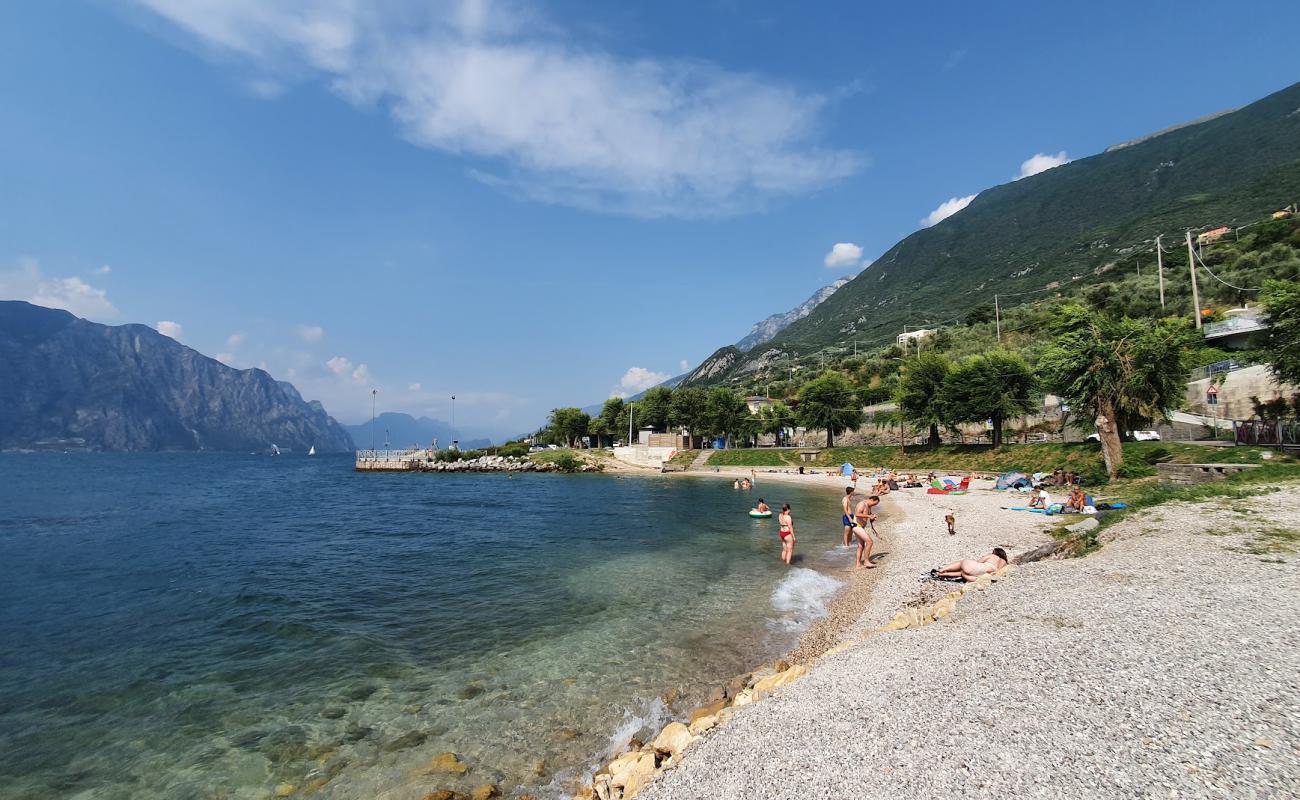 Spiaggia Lungolago'in fotoğrafı gri çakıl taşı yüzey ile