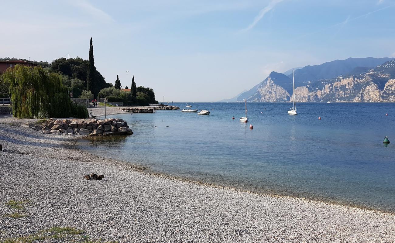 Strand Beach'in fotoğrafı küçük gri çakıllar yüzey ile