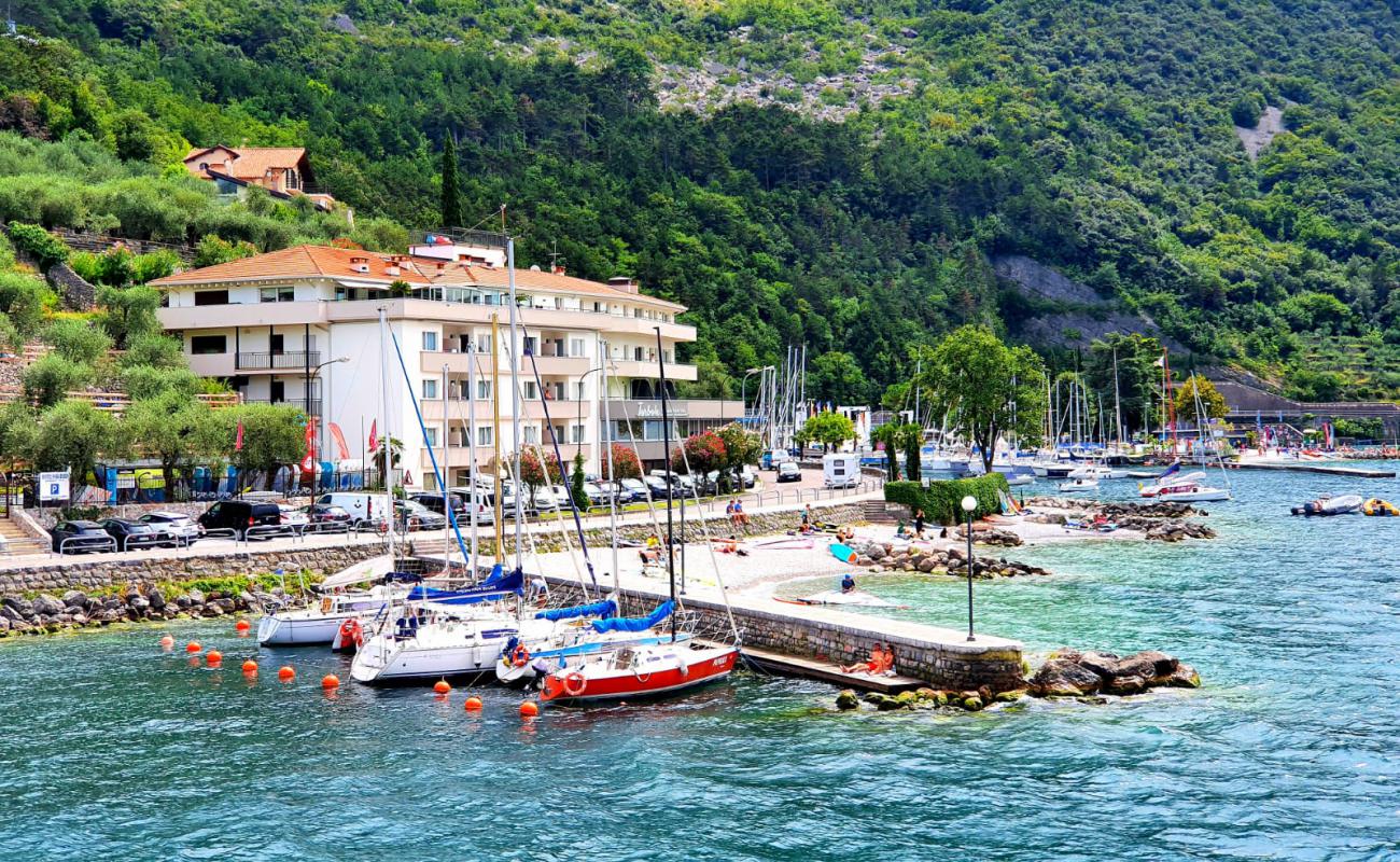 Conca d'Oro Beach'in fotoğrafı küçük gri çakıllar yüzey ile