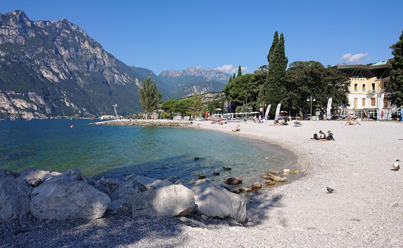 Spiaggia Lungolago'in fotoğrafı küçük gri çakıllar yüzey ile