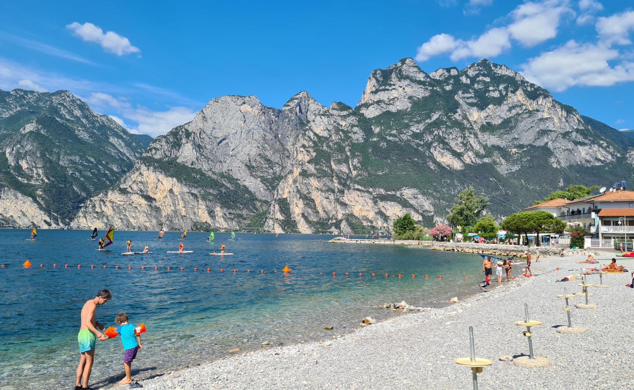 Spiaggia di Torbole'in fotoğrafı küçük gri çakıllar yüzey ile