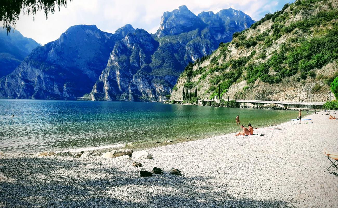 Spiaggia Baia Azzurra'in fotoğrafı gri çakıl taşı yüzey ile