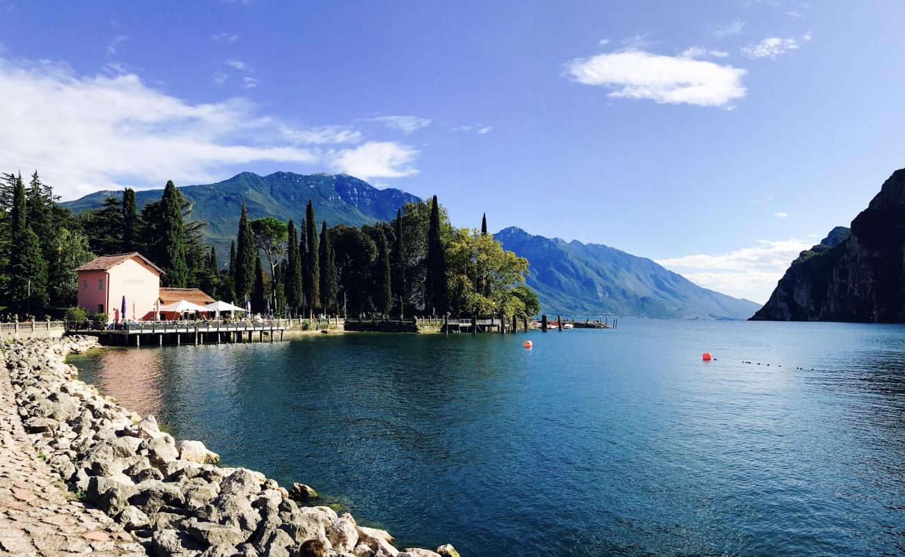 Spiaggia Riva del Garda'in fotoğrafı kayalık arazi yüzey ile