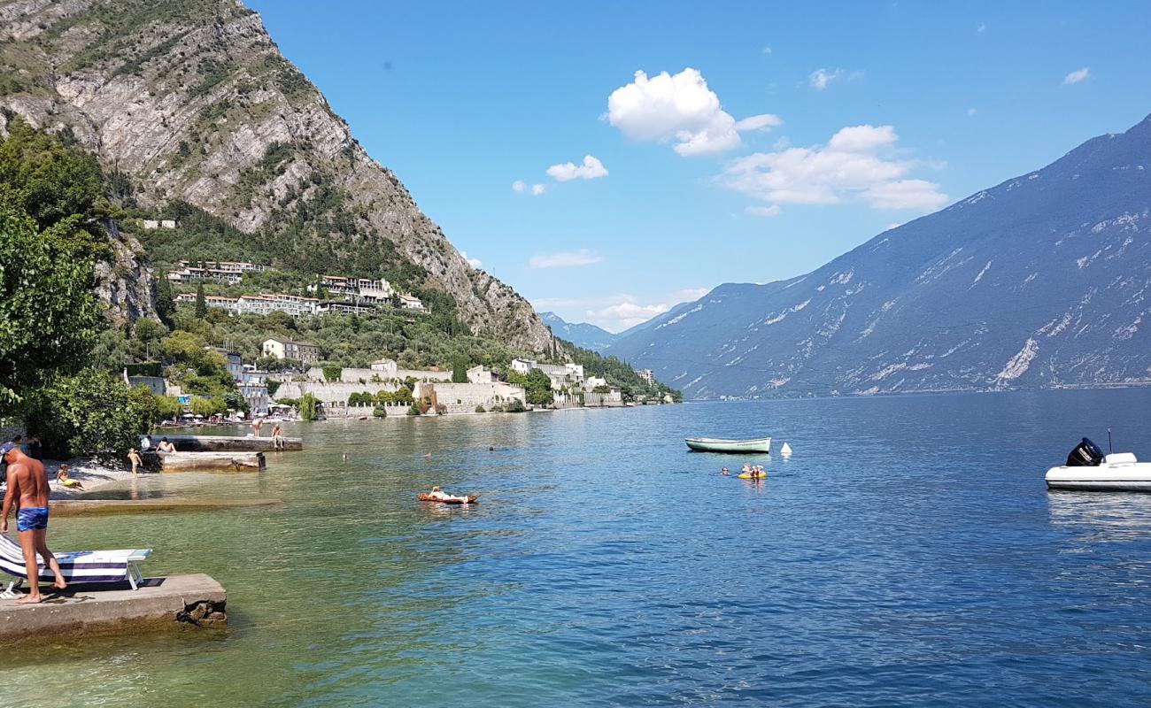 Limone Beach'in fotoğrafı küçük gri çakıllar yüzey ile