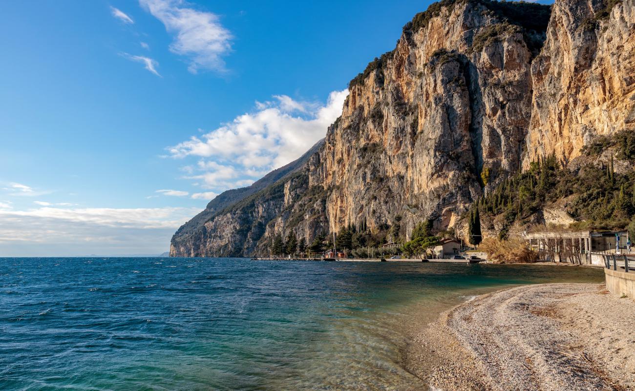 Spiaggia Tignale'in fotoğrafı küçük bej çakıl yüzey ile