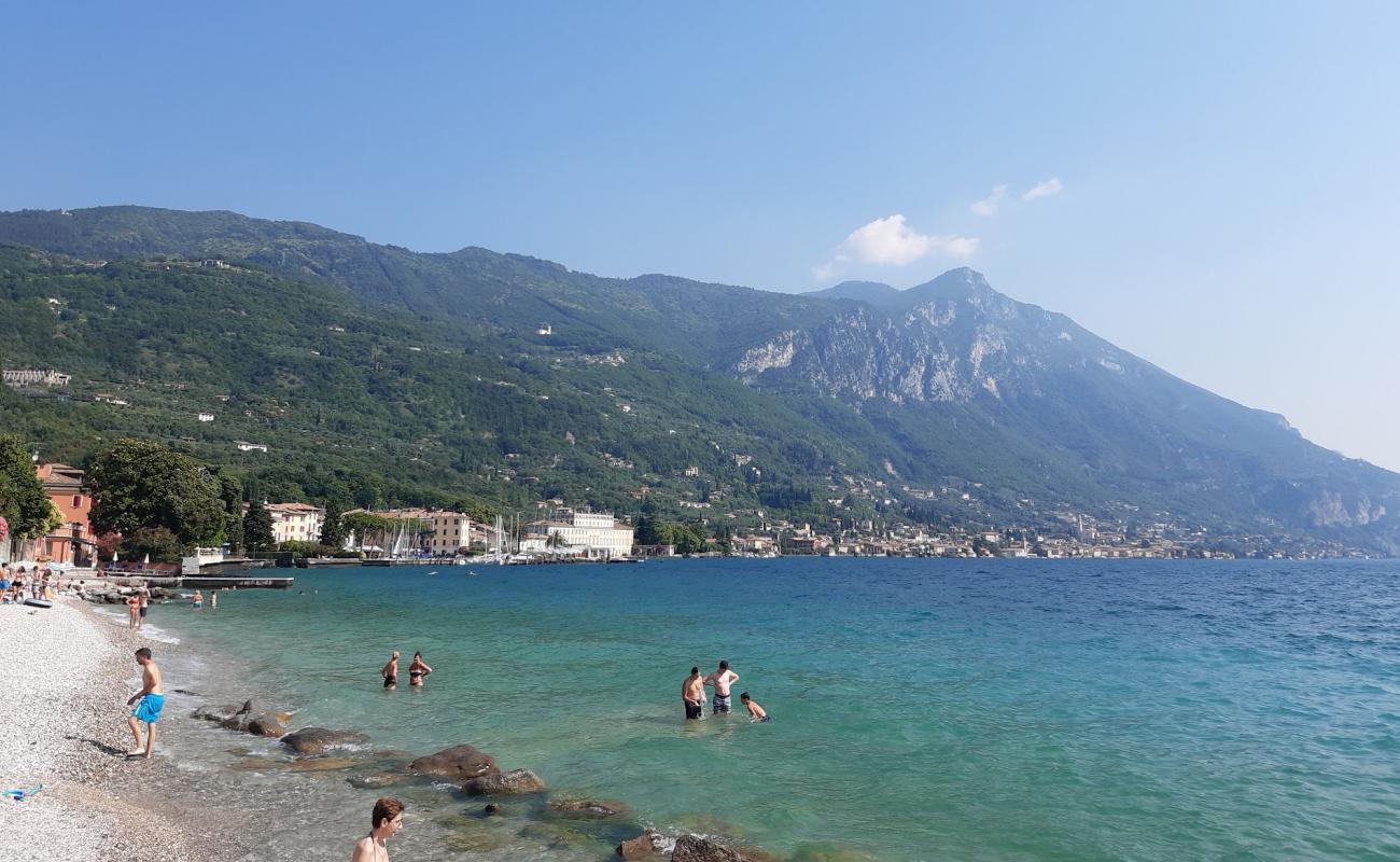 Spiaggia del Corno'in fotoğrafı gri çakıl taşı yüzey ile