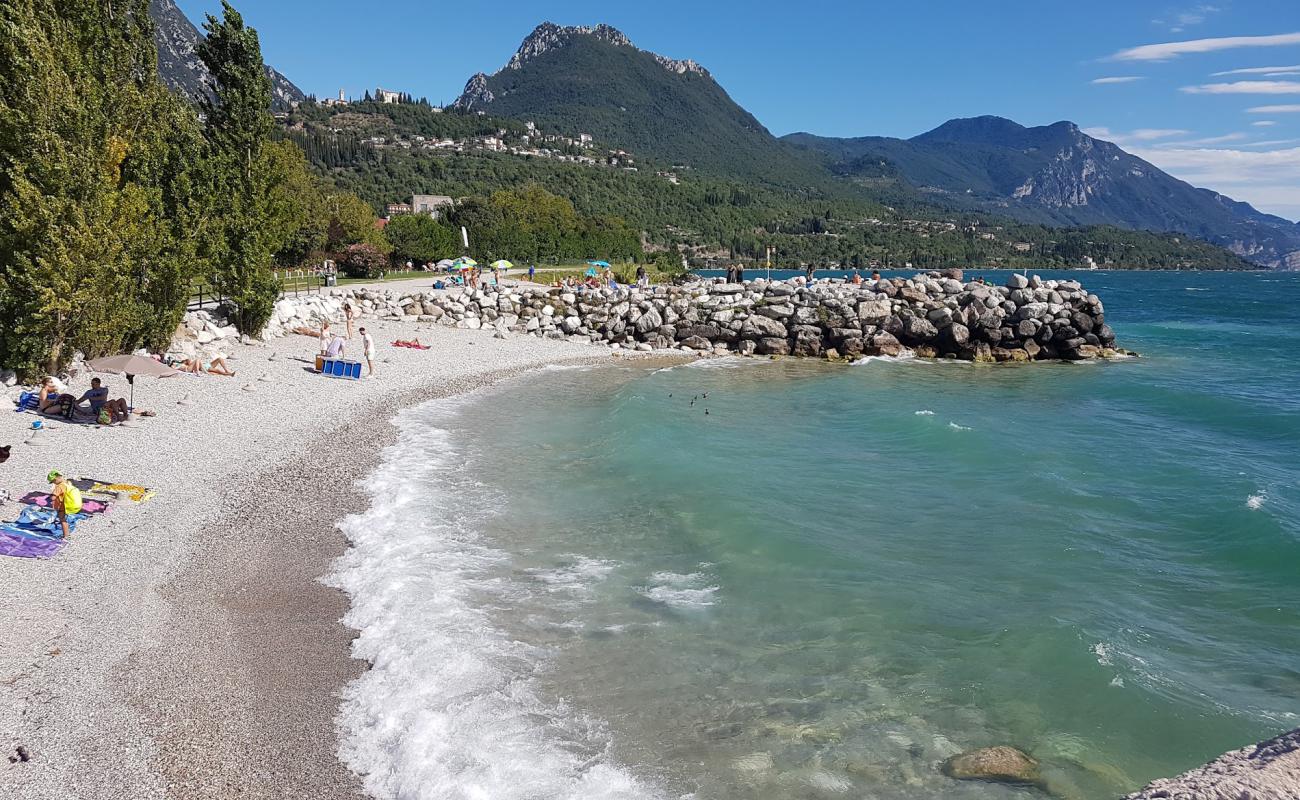 Spiaggia Toscolano'in fotoğrafı gri çakıl taşı yüzey ile