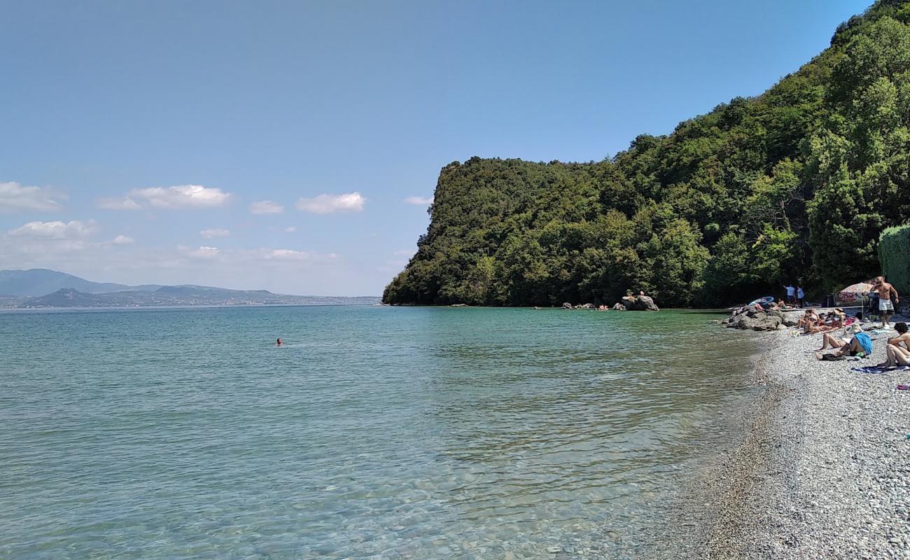 Spiaggia Pisenze'in fotoğrafı gri çakıl taşı yüzey ile