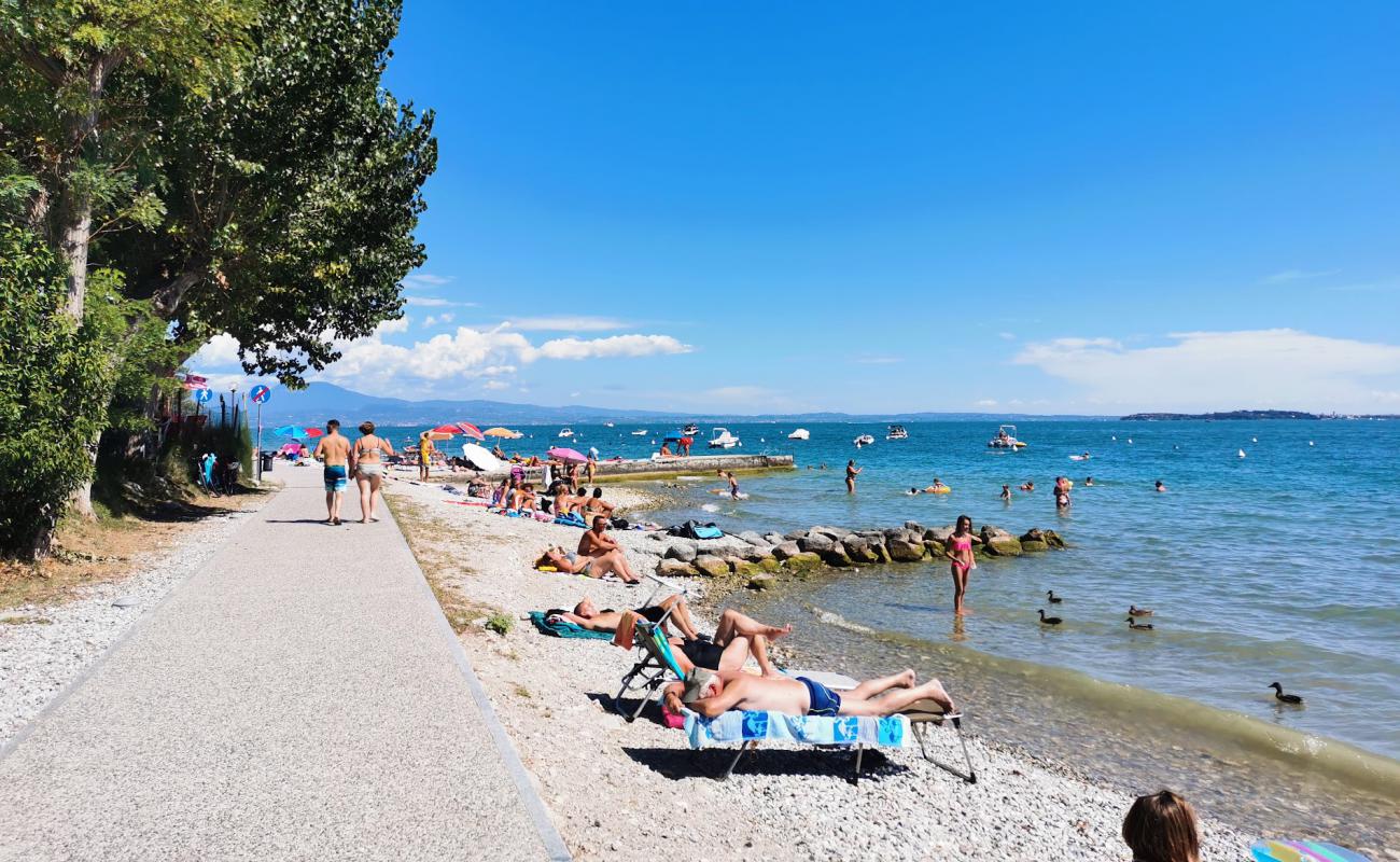 Moniga Beach'in fotoğrafı gri çakıl taşı yüzey ile
